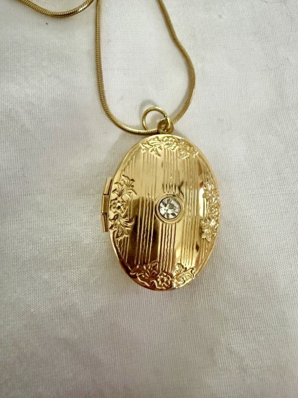 Avon Vinaigrette Pendant Locket